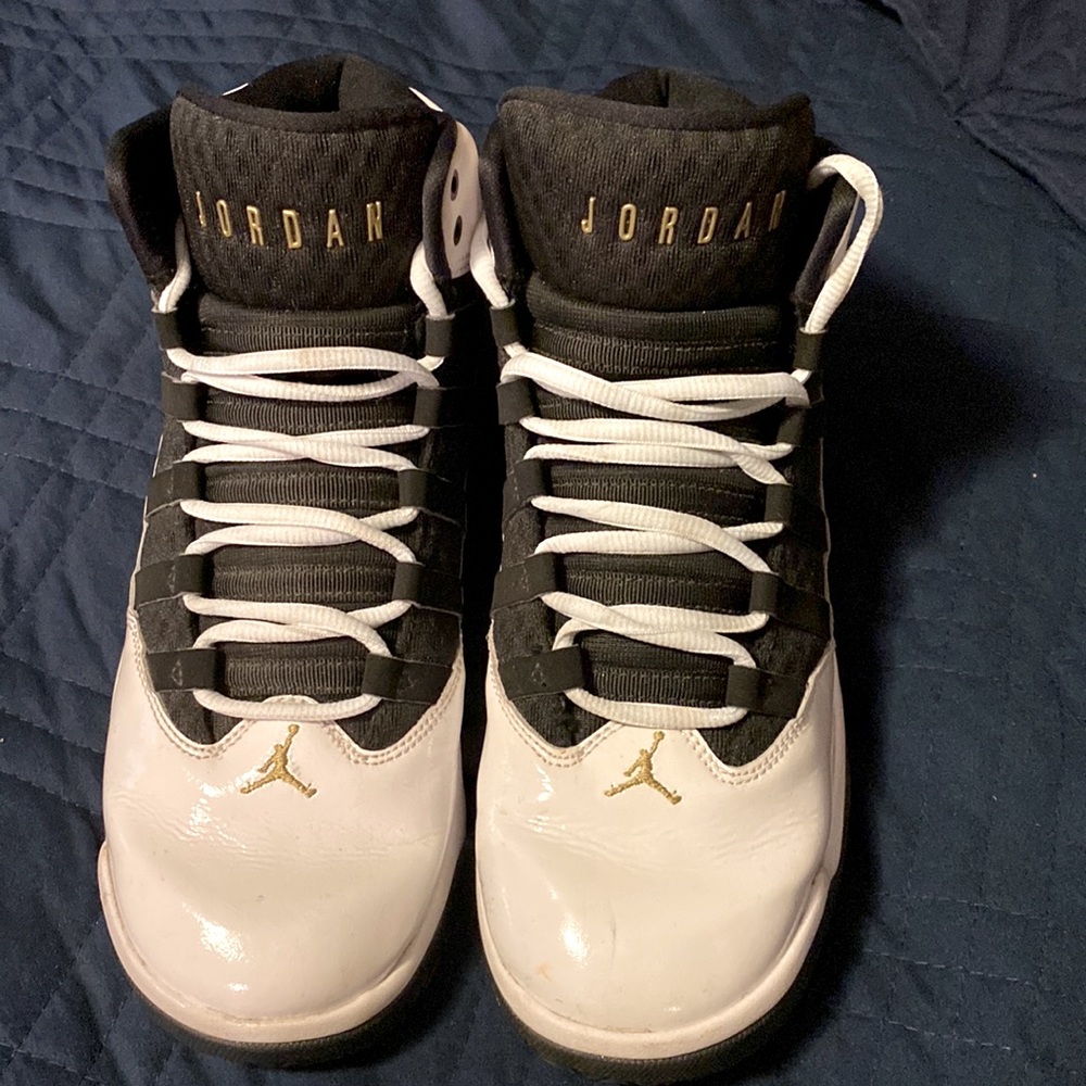 Youth boys or girls jordon shoes.